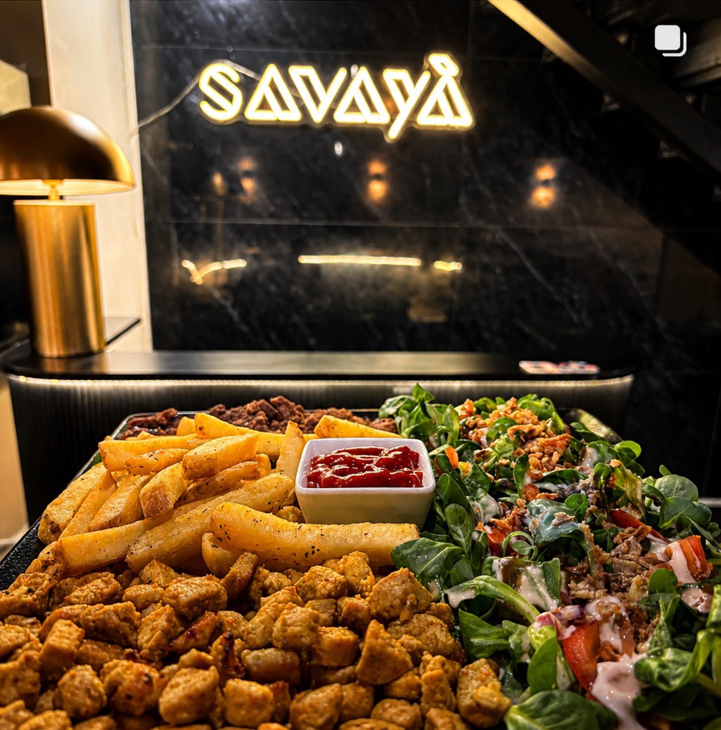 Cocktail Savaya sous l'enseigne néon
